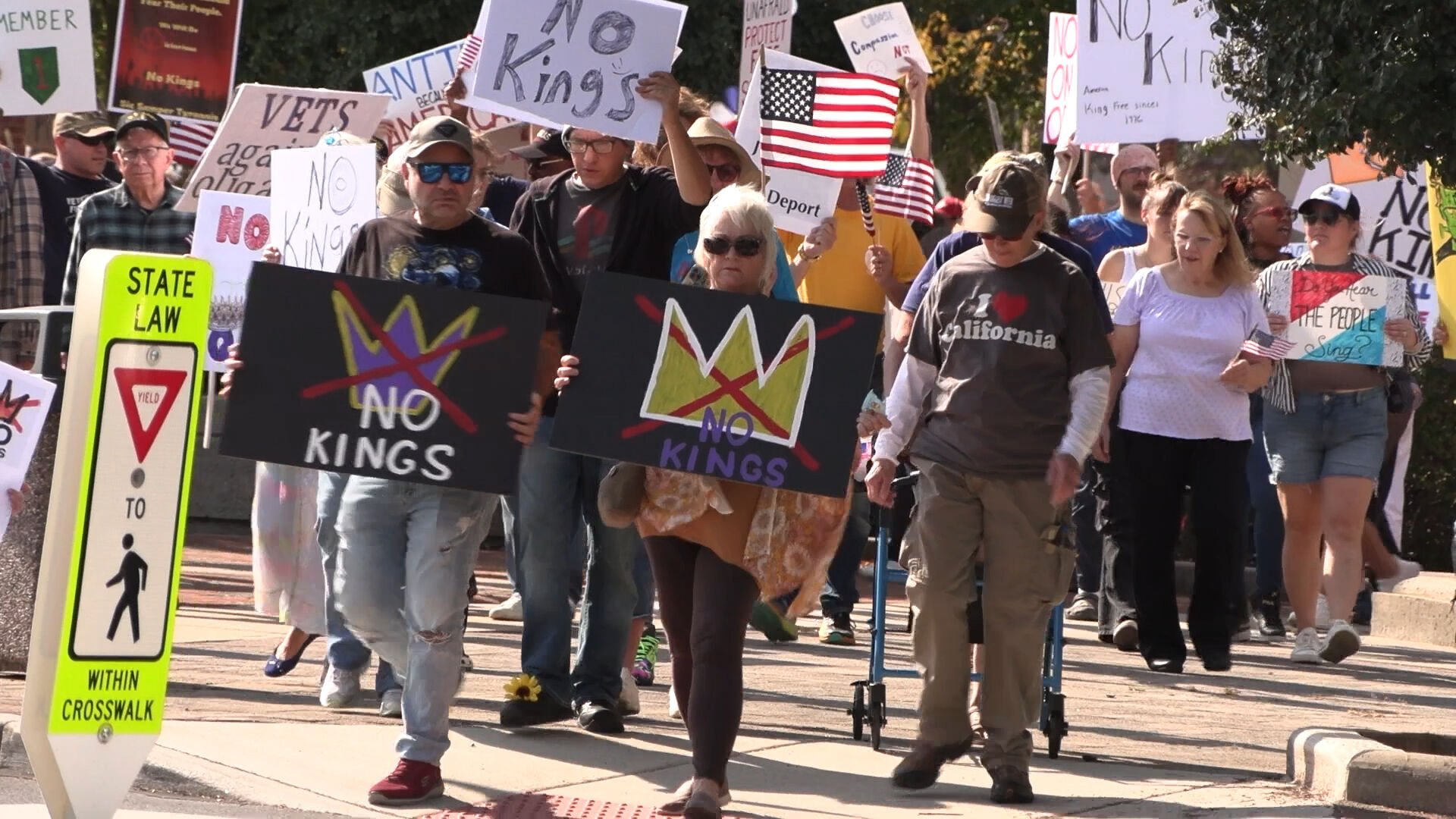 Hundreds gather in Lima for “No Kings” Protest